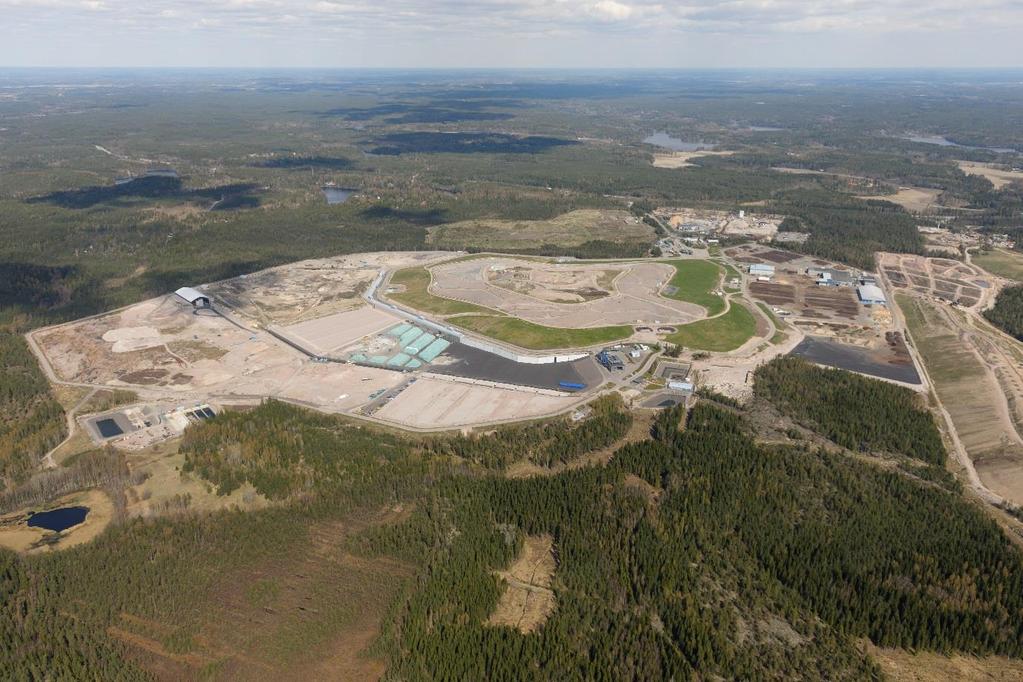 15 kehitetään yritysyhteistyöhön ja materiaalikierrätykseen perustuvaksi ekoteollisuuskeskukseksi (Ekomo). Kuva 9. Ämmässuon jätteenkäsittelykeskus kaakosta päin kuvattuna.