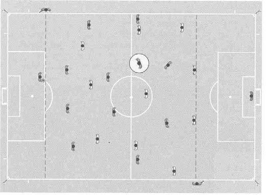 Heti, kun maalivahti on vapauttanut pallon peliin, avustavan erotuomarin täytyy sijoittua niin, että hän voi valvoa paitsiolinjan, mikä on tärkein tehtävä kaikissa