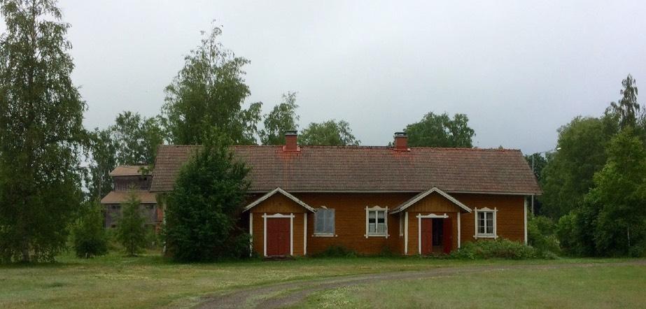 välissä oli Kovasen opettajapariskunnan aikana hedelmäpuita, ja että Köyliön Vanhastakartanosta lahjoitettiin koivuntaimia aidan kivipaasien keskelle istutettavaksi pohjoissivulle.