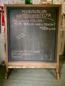 päivityksissä kysellyt lukijoilta heidän ajatuksia Museokoulun toiminnan kehittämisestä, mutta kommenttikentät ovat toistaiseksi jääneet tyhjiksi. Liitutaululla kysyimme: Mitä täällä voisi tehdä?