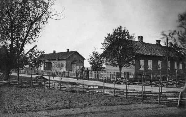 Kokoelmapolitiikka Yttilän koulun historia ja kokoelman synty K. E. Klintin kuvaama Yttilän koulu. Kuva: Köyliön Valokuvat-arkisto.
