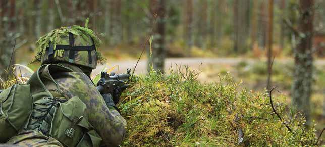 5 Taistelu- ja marssikoulutus 129 Jatkotoimenpiteitä ovat esimerkiksi suojautuminen tai siirtyminen uuteen tuliasemaan, lippaan vaihtaminen ja aseen lataaminen, tähystäminen, ensiavun antaminen