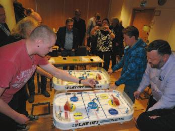 KOLUMNI PAIKALLISKERHOKUULUMISIA Huipputasolla ratkaisevat taktiikka ja hermojen pitävyys Pöytäjääkiekko ei ole virallinen urheilulaji, mutta lajissa kamppaillaan silti arvokisamitaleista.