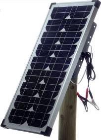 647600779 220,00 Olli 20W aurinkopaketti 600605 Aurinkopaneeli 20 W, säädettävä teline ja puutolppa sekä diodi ja johtimet.