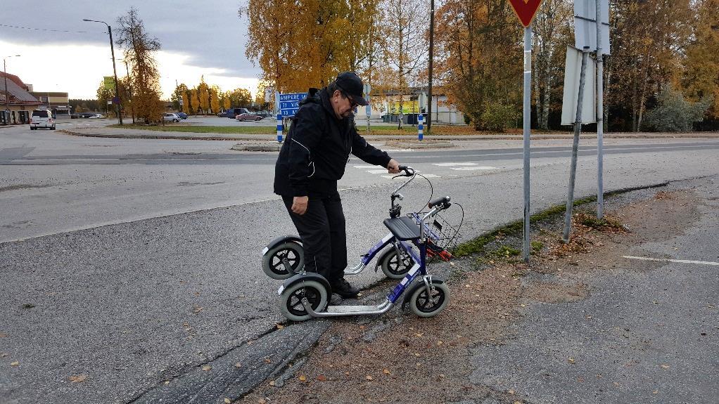 Luiskan päällä oleva lumi pettää rollaattorin ja pyörätuolin alla ja johtaa kaatumiseen.