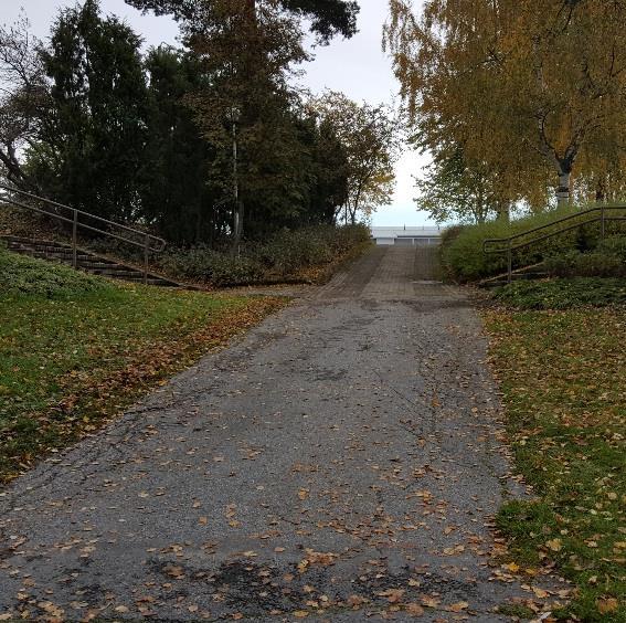 Samalta väylältä johtaa kaupan pihalle luiskalla varustettu portaikko, joka on liian