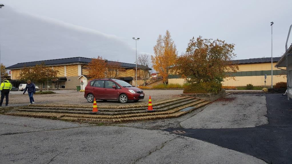 Liikuntarajoitteisen joutuvat kiertämään koko tontin päästäkseen hammashoitolaan.