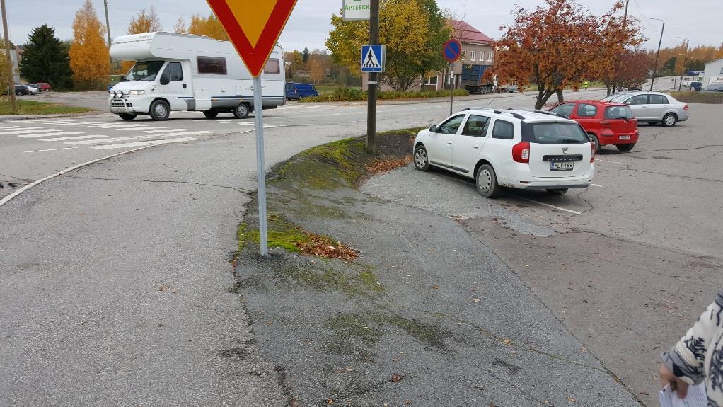 Suojatiemerkit ovat väärässä paikassa Jalankulku- ja pyöräilyväylän sekä Apteekin tontin välissä on lisäksi rotko.