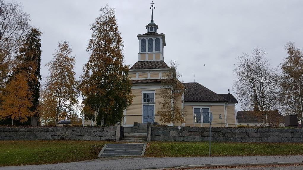 Kirkko Sisäänkäynti on hieman mutkikas, mutta esteettömyyden kannalta sitä ei pidetä ongelmana.