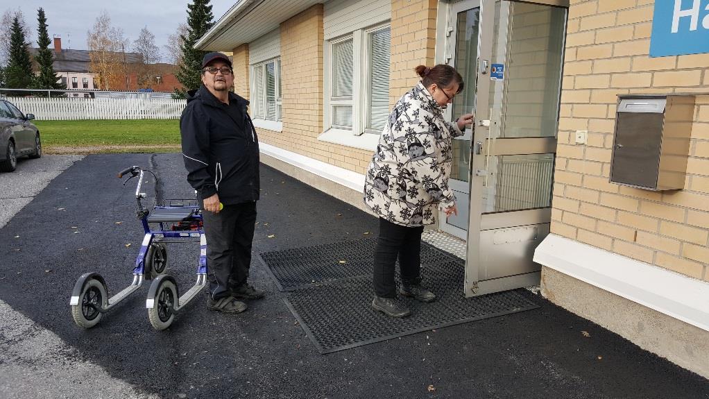 Hammashoitola Sisäänkäynti on vaikea raskaan oven johdosta.