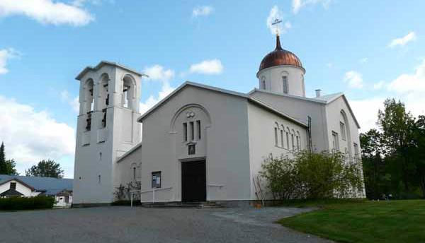 Rakennus edustaa sodan jälkeen yleistynyttä seurakuntakeskusta.
