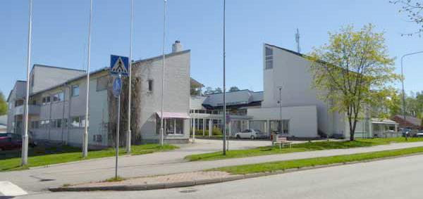 Postmodernistisen rakennuksen on suunnitellut arkkitehti Jorma Vesanen lahtelaisesta Arkkitehtityö Oy -toimistosta.