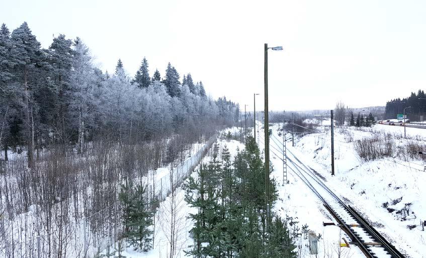 Kuva 2. Rautatie idän suuntaan kuvattuna radan ylittävältä sillalta (Ruokonen 12/2016). Rakennettu ympäristö Kuva 3.
