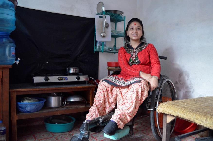 Sairaala hoiti häntä kahdeksan kuukauden ajan, mutta ei voinut liikuttaa lantion ja jalkojen niveliä. Parempaa hoitoa saadakseen hän Kathmanduun ja pystyy nykyään istumaan pyörätuolissa.