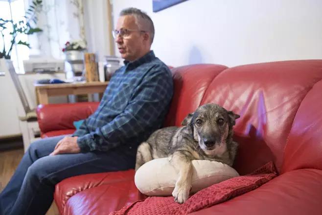 Paavo kertoo haaveilleensa vielä 18-vuotiaanakin äidin sylistä. Muistan miettineeni, että en halua olla 18. Haluan olla viisi ja istua äidin sylissä, mies kertoo.