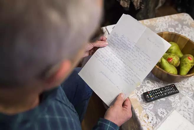 Oman alkutaipaleen tunteminen on Paavolle tärkeä asia. Kuvassa hän lukee kirjettä joulumerkkikodin hoitajalta. Joulumerkkikoti on lyönyt minuun pysyvät leimat, Paavo sanoo.