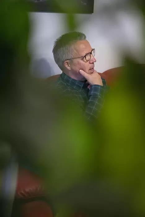 Koulutoverit korjasivat Paavon kuontaloa Mora-puukolla ja tunkivat suun täyteen hiekkaa. Silloin ei tunnettu termiä koulukiusaaminen, mutta sitähän ne lällätys ja pilkkalaulut olivat.