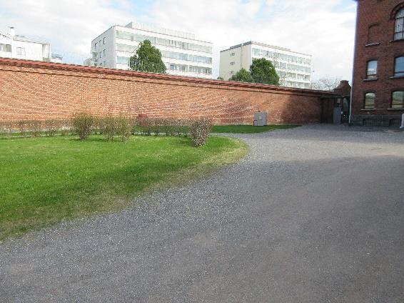 Vastaanotto-osaston henkilökunta kertoi, että vangin haltuun annetaan omaisuutta hallussapitoluettelon perusteella. Vangit saavat myös tietyn määrän omia vaatteita.