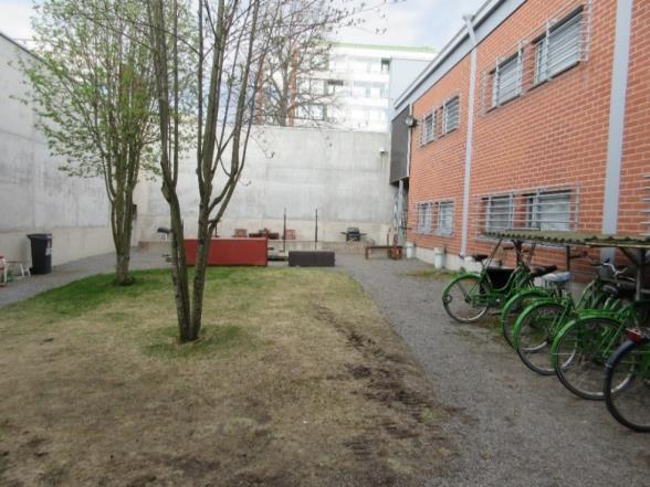 Valvotun tapaamisen tapaamistilassa (ensimmäinen kuva alla) vankien ja tapaajien välissä on matalahko pleksi.