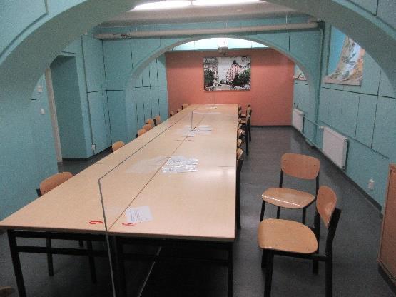 yksi vanki tapaajineen. Tapaamistilassa oli pienehkö lukittu kaappi, jossa olevan tekstin mukaan kaapissa on leluja lapsia varten.