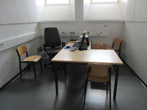 Pohjakerroksessa on myös tila, jossa koskettaminen on estetty rakenteellisin estein sekä asianajajien vierailuihin ja poliisin kuulustelutilaksi tarkoitettu