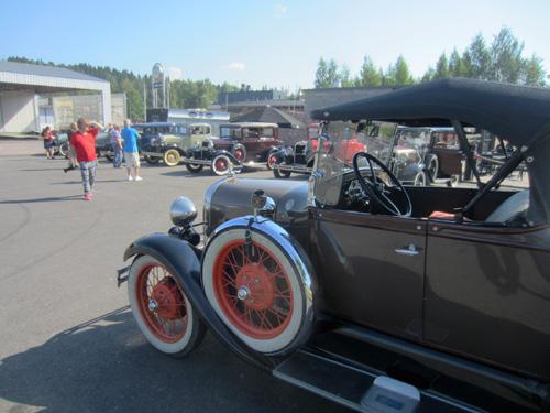 A Fordien kesäajelu Lahdessa Suomen A Ford klubi ry järjesti A-mallin Fordeille kesäajelun 14.7. -18 Lahden talousalueella. Osallistuin tapahtumaan omalla vuoden -30 A Fordilla.