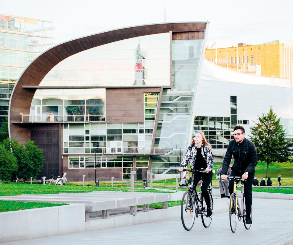Helsingissä on 1 200 km pyöräteitä 130 km rantaviivaa 63 kunnallista leikkipuistoa 300 + saarta Korkeatasoinen koulutus on kansainvälisille osaajille tärkeä syy valita Helsinki asuinpaikakseen.