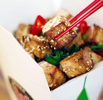Take away VEGERUOAT Ruokaisa lounasboksi pitää sisällään erilaisia aineksia, jotka yhdessä tekevät herkullisen kokonaisuuden.
