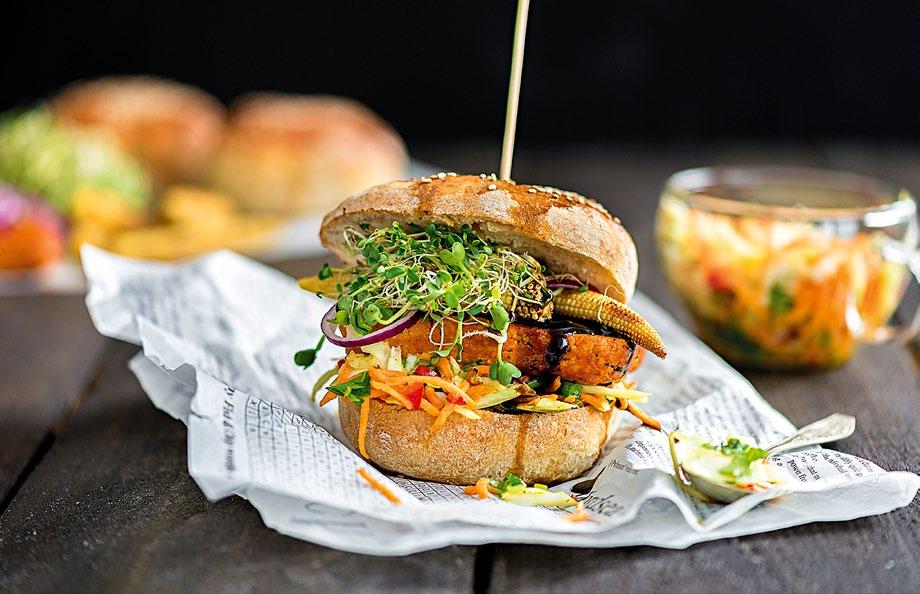 TRENDIKÄS KASVISBURGERI ON TÄYTETTY MAUKKAALLA CHILILLÄ MAUSTETULLA TOFULLA JA HERKULLISILLA KASVIKSILLA, COLESLAWL- LA, SEKÄ HIEMAN TULISELLA SILMUSALAATILLA. NAM!