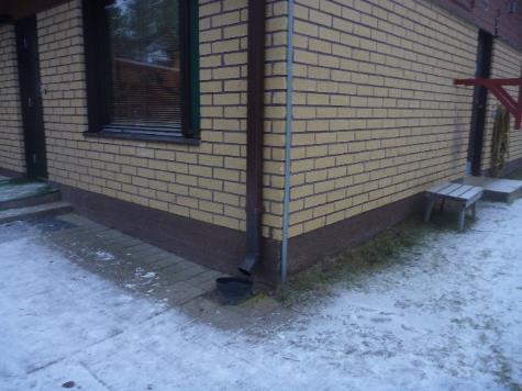 Rakennetyyppi 4. Ulkoseinän ja alapohjan liittymä Kuva 10. Rakenneavauksen RA1 kohta ulkoa kuvattuna. Kuva 11.