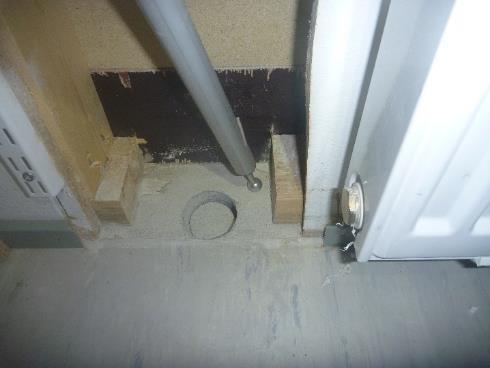 Väliseinärunko lähtee laatan päältä ja betonilaatta on yhtenäinen väliseinärungon alla. Väliseinän alajuoksun alla ei havaintojen mukaan ole kapilaarikatkoa esim.