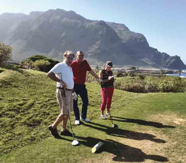 Ex-leikkijohtaja levittää hyvinvoinnin ilosanomaa lohtua golfista luopumisen tuskaan Teksti: Seppo Rönkkö kuvat: Pertti Kaikko ja Seppo Rönkkö Rovaniemeläinen Risto Ikähei mo, 65, on antanut 45
