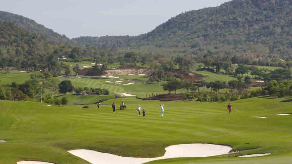 Hua Hin Thaimaan golfparatiisi Teksti ja kuvat: Davy Beilinson Hua Hinin kasvaminen pienestä kalastajakylästä 80 000 asukkaan kaupungiksi alkoi 1920-luvulla rautatien rakentamisen myötä.