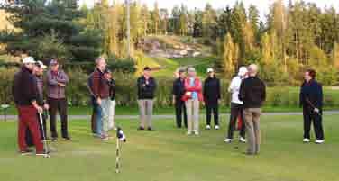Kevätmarkkinat pidetään monella klubilla ja niissä yleensä golfvälineet vaihtavat omistajaa. Teatterissa käynnit ovat myös mo nen kerhon talviajan ajanvietettä.