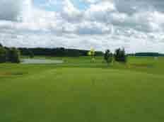 Huvilassa on on kaksi neljän makuuhuoneen huoneistoa á 130 m 2. Tilaa on 1-8 hengelle per huoneisto. Matkaa Levin golfkentälle vain 600 m.