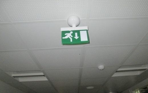 Turva/varavalaistus Ulosmerkkivalot ovat uusissa kohteissa (mm. kaarisairaala, säderakennus ) yksikköakuilla varustettuja.