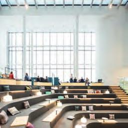 11. Kuva 8: Neljän kerroksen korkuinen atrium, jossa on kaareutuva amfiteatteri. Kuva 11: Atriumista avautuvat näkymät kohti Eteläistä Postipuistoa.