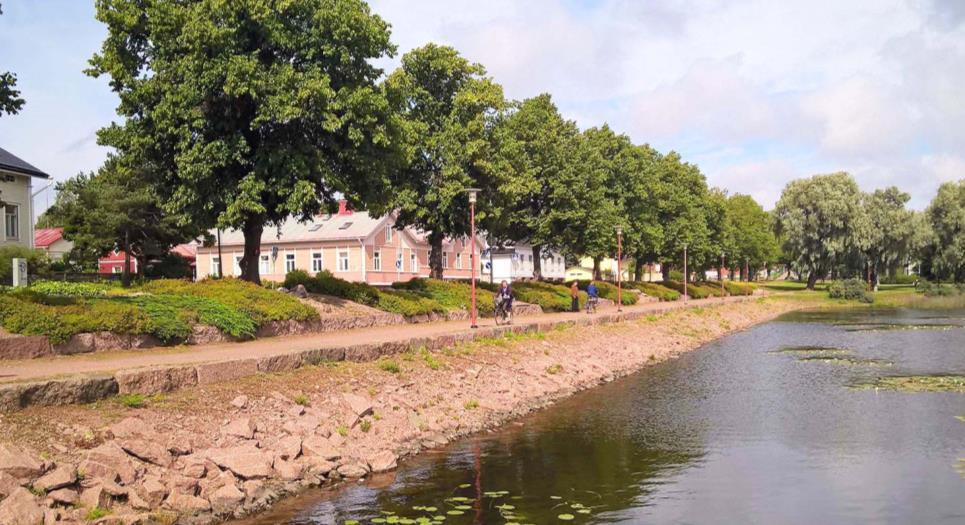 IV. HOVINSAARI - LUONTEEN VAHVISTAMISTA KORJAAMALLA JA RAKENTAMALLA 30 Hovinsaaren helmet Hovinsaaren keskusta, Runeberginkadun päätteenä oleva tehdas, Kotkantien varren vanhat puutalot ja Kivisalmen