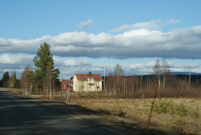 3 / 36 3.2 Maisemakuva Ihmisen vaikutus maisemakuvaan näkyy etenkin asutuksen ja kylien sijoittumisessa vesistöjen, kuten erityisesti Äkäsjoen, varrelle.