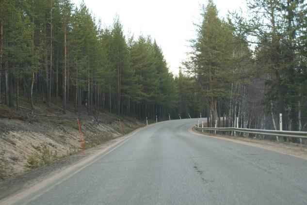 4 / 36 Kuva 3-4 Vasemmalla: Näkymä Ylläksentieltä (seututie 940). Hannukaisen vanha kaivosalue on vasemmalla metsän ja rinteen takana.