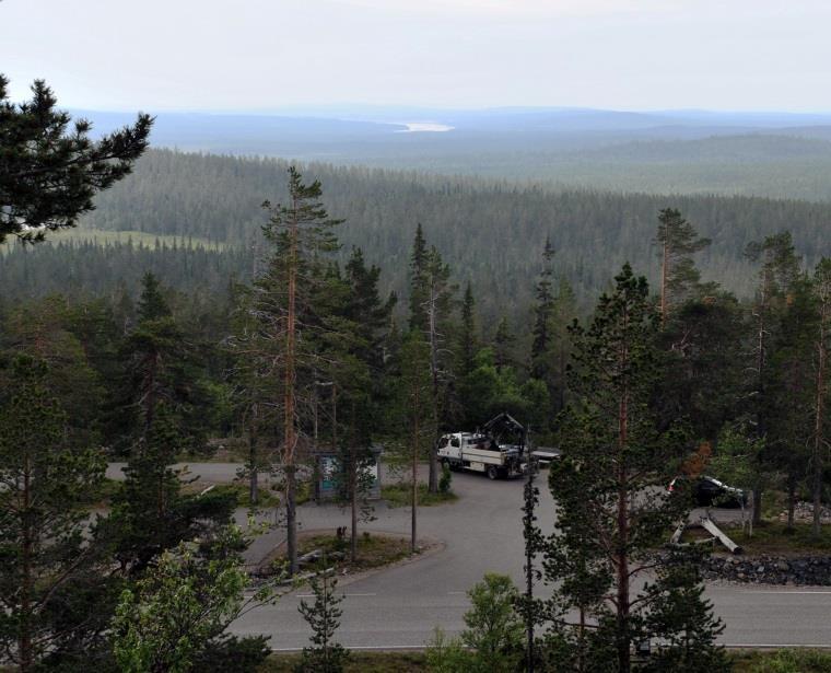 Oikealla: Näkymä Ylläksen länsirinteeltä lähellä Maisematien levähdyspaikkaa (kuva on otettu noin 20 m korkeammalta tasolta kuin levähdyspaikka).