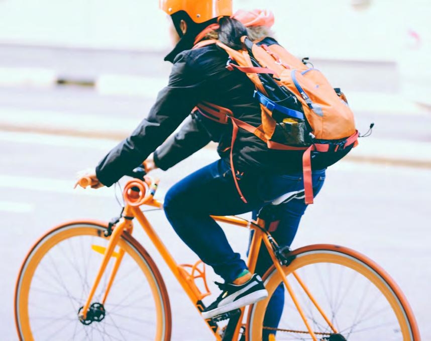 PYÖRÄILIJÄ PÄÄSEE HELPOLLA Hattutehtaalle johtaa hyvät pyörätiet kaikista ilmansuun ni s- ta.