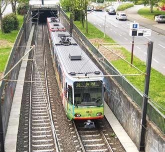 Ratikkajuna on sukeltamassa metromaiseen tunneliin. Stadtbahnit ovat raitiotien ja metron risteytys. Kuva Juhana Nordlund 22.4.2009, Köln, Saksa. Takakannen kuva.