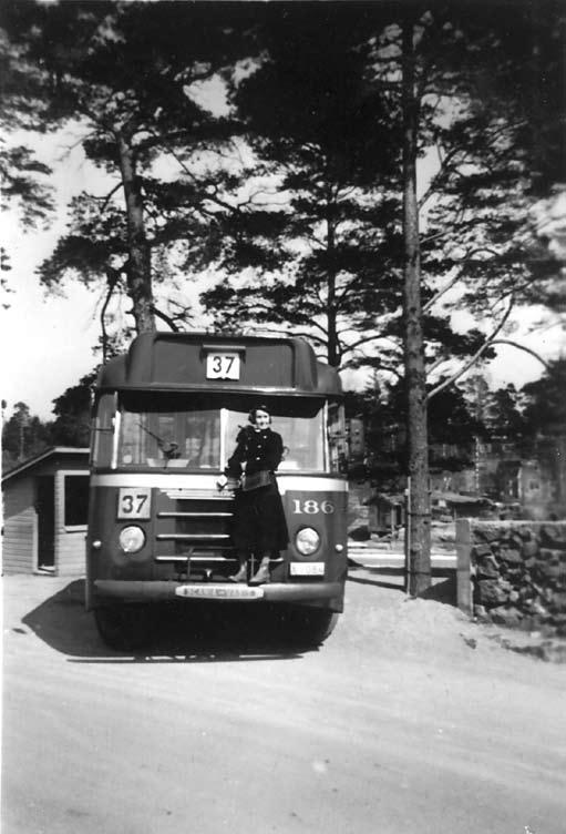 Yksityisbusseissa oli istumapaikkoja huomattavasti enemmän ja usein myös verhot ja hattuhyllyt. 1960-luku Vuoden 1961 alusta linjan 38 päätepaikka Hålvik suomalaistettiin Kaitalahdeksi.