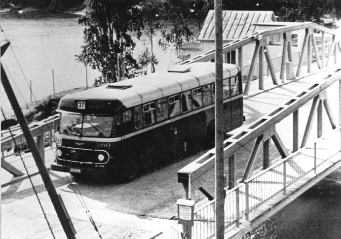 Linjaa 37 liikennöivä HKL 260 Hevossalmen uudella sillalla 10.8.1959. Tämä vaunu on museoitu. Kuva HKL/Unto Laitila. Hevossalmeen matkalla oleva auto 341 Kaisaniemessä 15.11.1958.