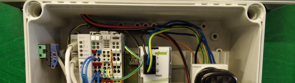 40 Kuva 30. Wago KNX IP Starter Kit 2 Teholähteeseen kytkettiin vaihe, nolla ja suojamaa, ja väyläkaapeli kytkettiin väylämuuntimeen. Teholähteeltä oli valmiit kaapeloinnit controllerille.