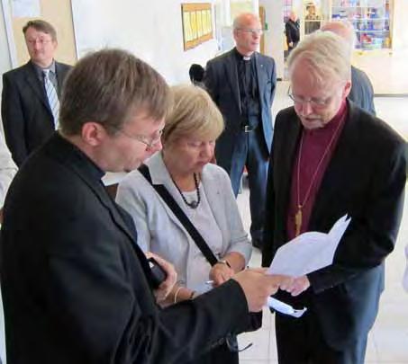 Arkkipiispa Kari Mäkinen tutkii kokouksen ohjelmaa Minna Väliahon (neuvottelujen sihteeristössä v:sta 1986) ja Tomi Karttusen kanssa. Taustalla SEN:n tarkkailija Usko Katto ja Kimmo Kääriäinen.