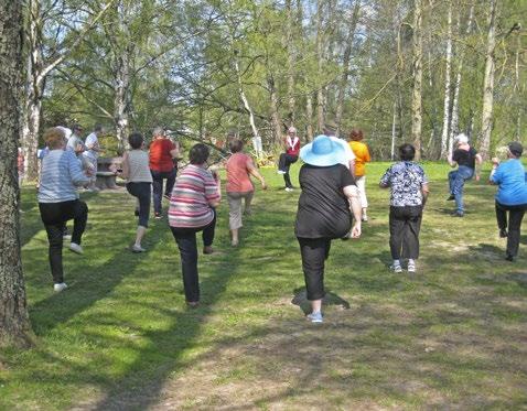 Kaupunkiviljely ja puistojumpat sekä tapahtumat tuovat erilaisia ihmisiä yhteen ja lisäävät monisukupolvista kanssakäymistä ja yhteisöllisyyttä.