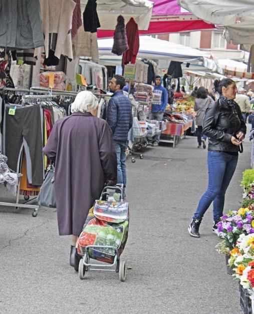 MUISTI- JA IKÄYSTÄVÄLLINEN ASUMINEN JA ASUINYMPÄRISTÖ Kuva 63. Hyvässä asuinympäristössä monipuoliset palvelut ovat kävelyetäisyydellä. Kuva 64. Mahdollisuus levähtää rohkaisee palvelujen käyttöön.