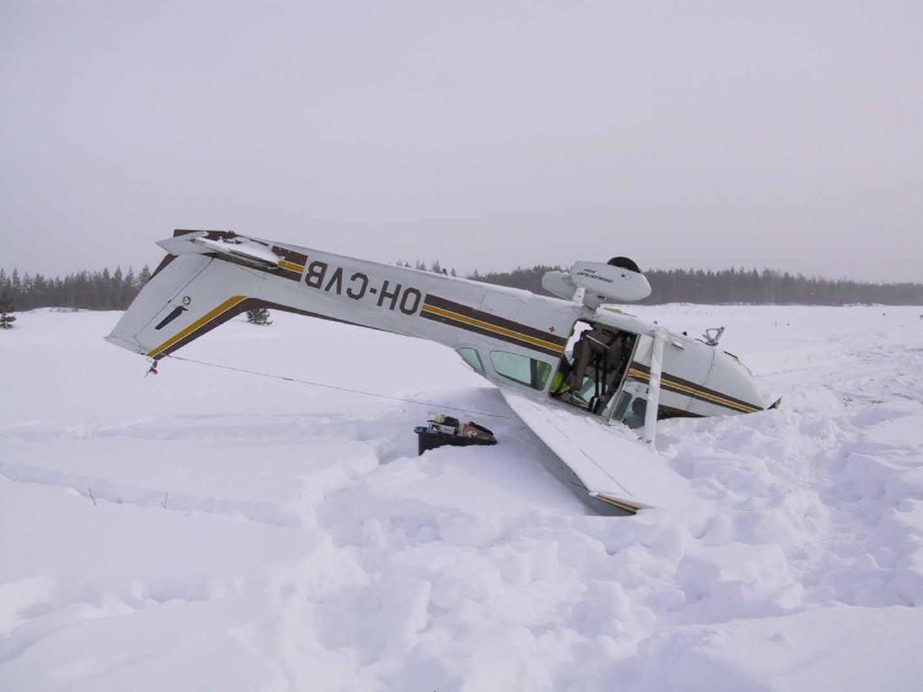 1.12 Onnettomuuspaikan ja ilma-aluksen jäännösten tarkastus 1.12.1 Pakkolaskupaikka Pakkolaskupaikka sijaitsee Joensuun lentoaseman kiitotien 28 jatkeella noin 200 m etäisyydellä kiitotien